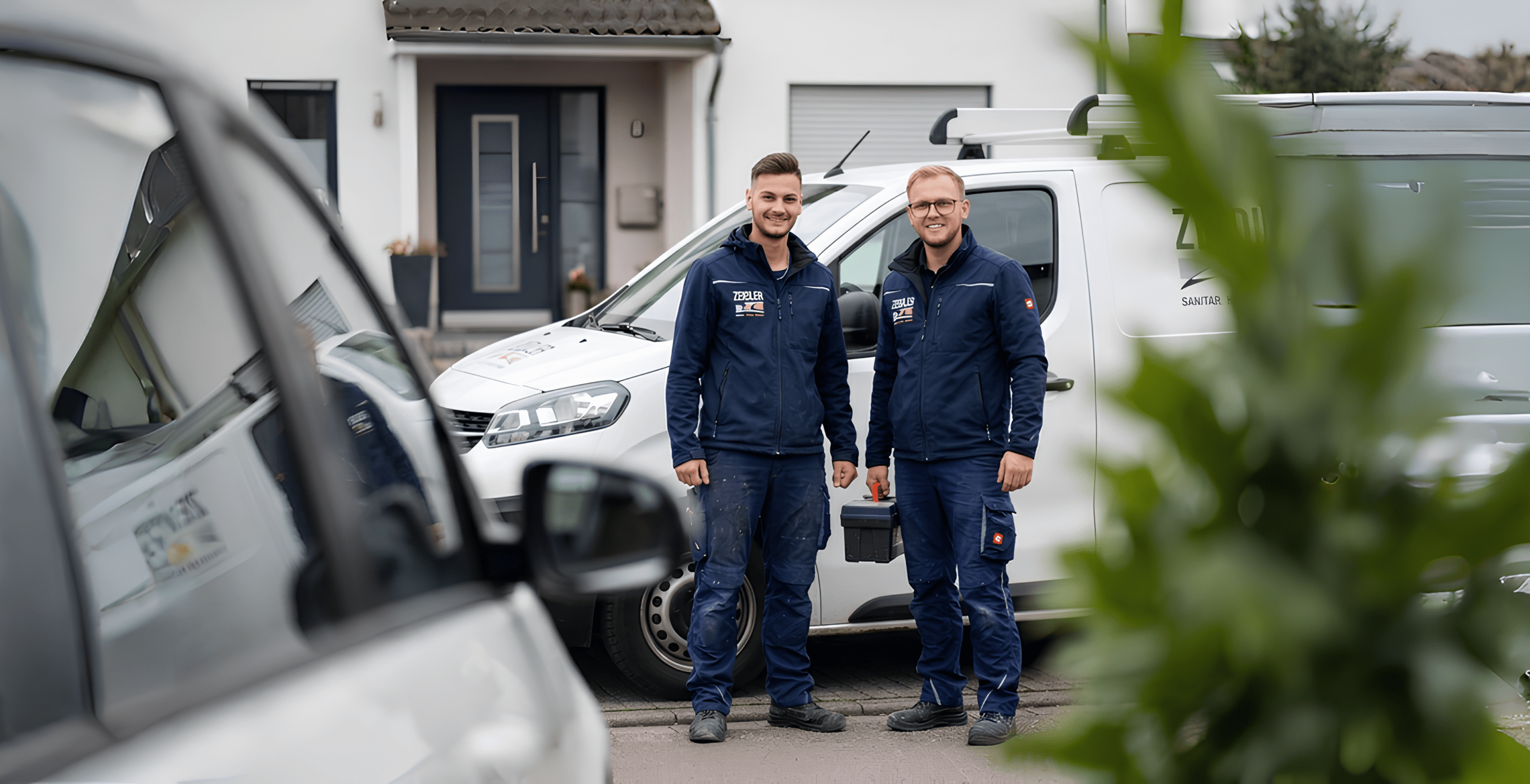 Handwerker vor dem Zeidler-Firmenwagen – Einsatzbereitschaft und Kundennähe