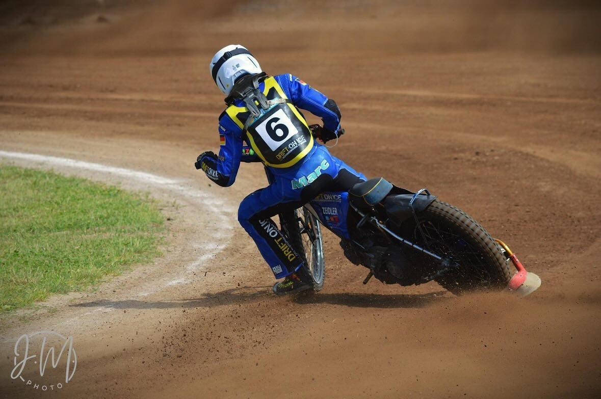 Speedway-Rennfahrer in Schräglage – regionale Sportförderung durch Zeidler