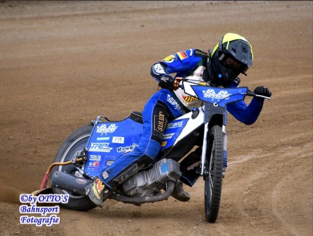 Speedway-Fahrer in blauer Rennkleidung – Engagement für den Motorsport in Dresden