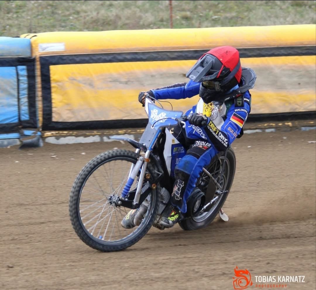 Speedway-Fahrer in Aktion auf der Sandbahn – motorsportliche Dynamik und Sponsoring