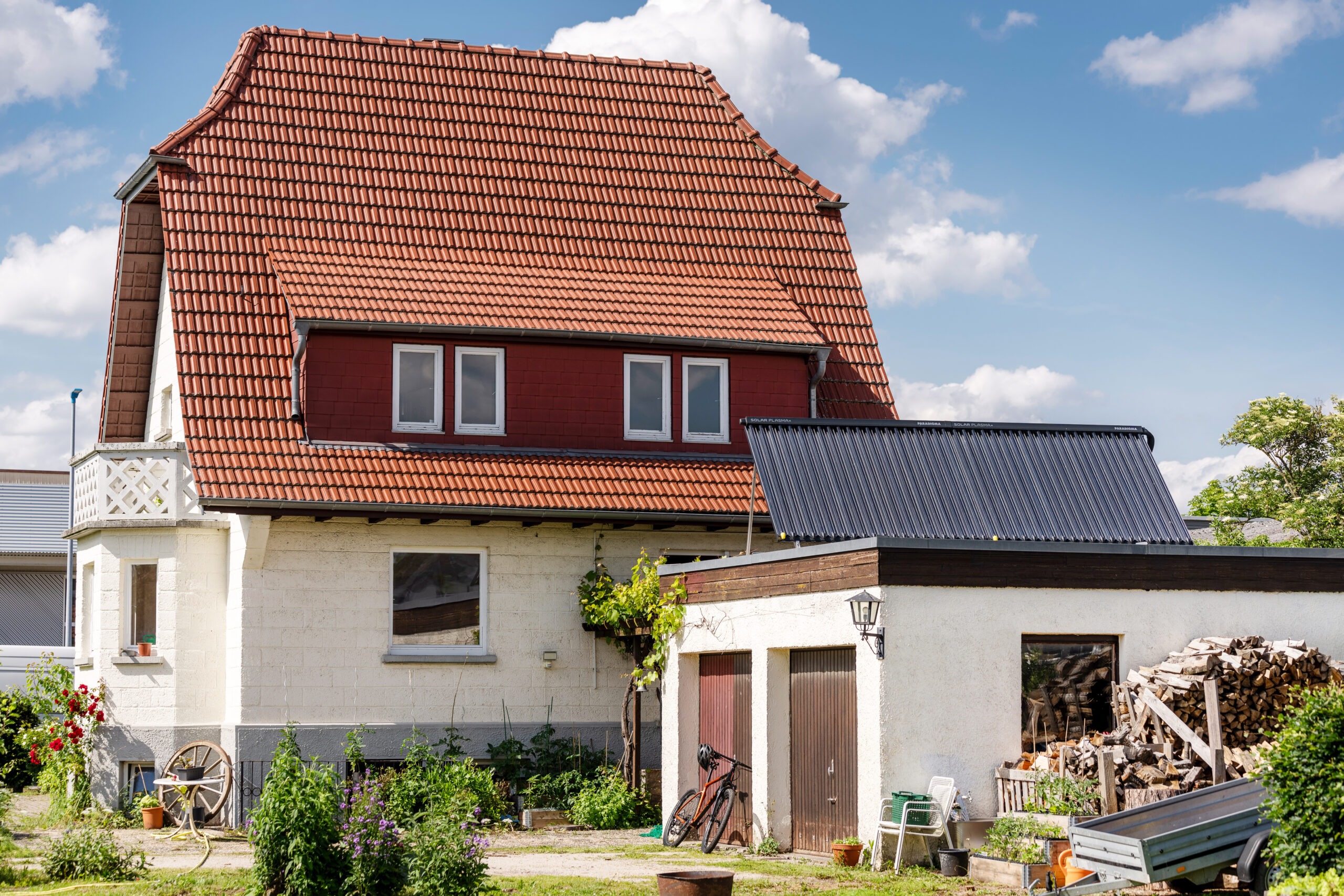 Zwei Handwerker präsentieren stolz ein fertig modernisiertes, barrierefreies Badezimmer mit ebenerdiger Dusche.