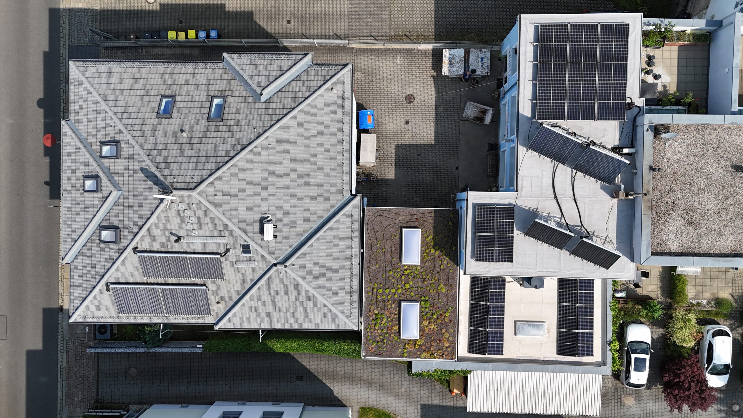 Zwei Heizungsinstallateure besprechen die Steuerung einer modernen Heizungsanlage